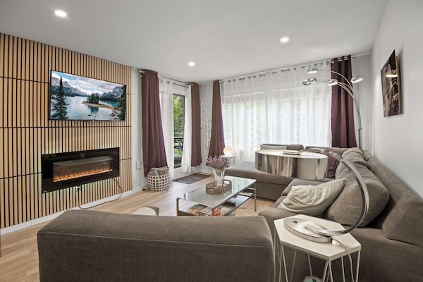TV connectée, cheminée, chaîne hi-fi, écrans d'ordinateur