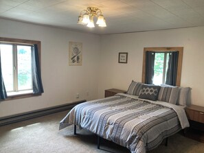 3 多间卧室、旅行婴儿床、床单