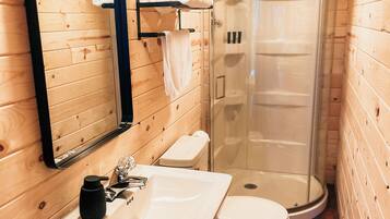 Douche, serviettes fournies, savon, papier toilette