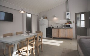 Familienapartment, Balkon, Blick auf den Innenhof | Eigene Küche