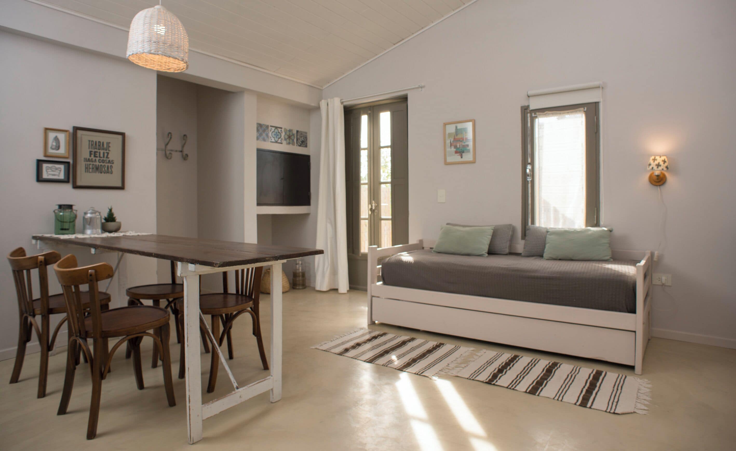 Departamento Confort, balcón, vista al jardín | Área de sala de estar | Televisión de pantalla plana 