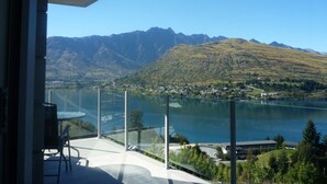 Un balcon avec vue sur un lac et des montagnes.