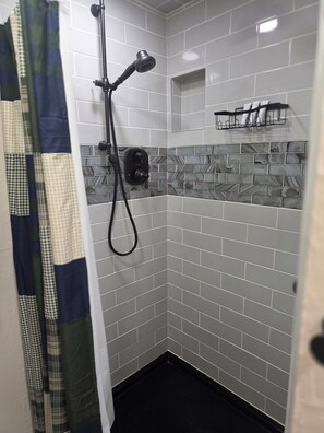 Douche, articles de toilette écologiques, sèche-cheveux