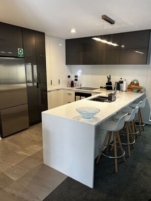 Réfrigérateur, cafetière-théière