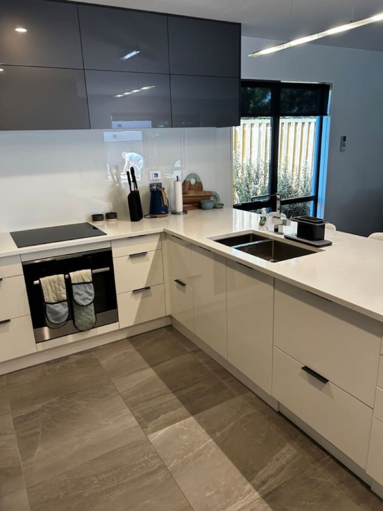 Fridge, coffee/tea maker