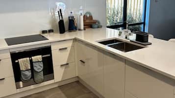 Fridge, coffee/tea maker