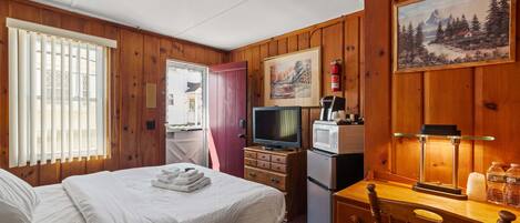 1 Schlafzimmer, Schreibtisch, WLAN, Bettwäsche