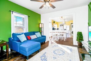 Living area - Charming newly Renovated, Pet friendly, Wi-Fi, close to Union Station/Plaza area (Kansas City)