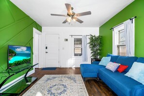 Living area - Charming newly Renovated, Pet friendly, Wi-Fi, close to Union Station/Plaza area (Kansas City)