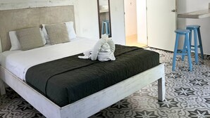 Un dormitorio con una cama, un escritorio y una silla.
