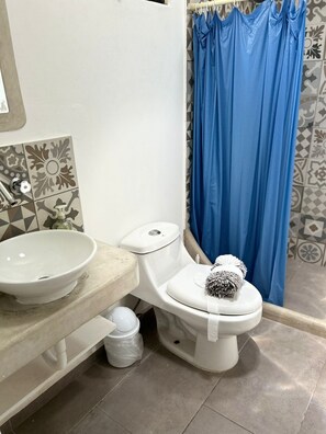 Haartrockner, Handtücher, Seife, Toilettenpapier