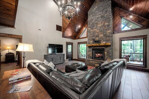 Smart-tv, eldstad och böcker