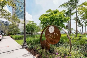 Property grounds - Desingner Condo | High-Rise | Pool | 8 min Wynwood (Miami)