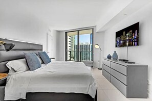 1 bedroom, desk, iron/ironing board, WiFi - Desingner Condo | High-Rise | Pool | 8 min Wynwood (Miami)