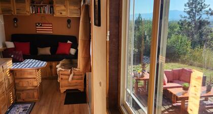 Custom tiny house with an awesome view.
Close to Hamilton and Darby
