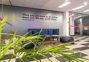 Siddeområde i lobbyen