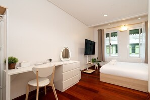 2 bedrooms, desk, WiFi