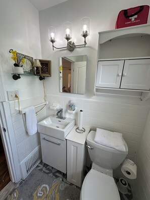 Haartrockner, Handtücher, Seife, Toilettenpapier