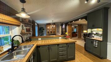 Een magnetron, een oven, een kookplaat, een vaatwasser