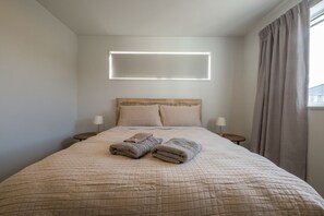 3 bedrooms, desk, iron/ironing board, free WiFi - Brand New | Games Room | Family Home | Sleeps 6 (Prebbleton)