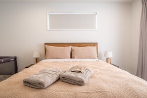 3 bedrooms, desk, iron/ironing board, free WiFi - Brand New | Games Room | Family Home | Sleeps 6 (Prebbleton)