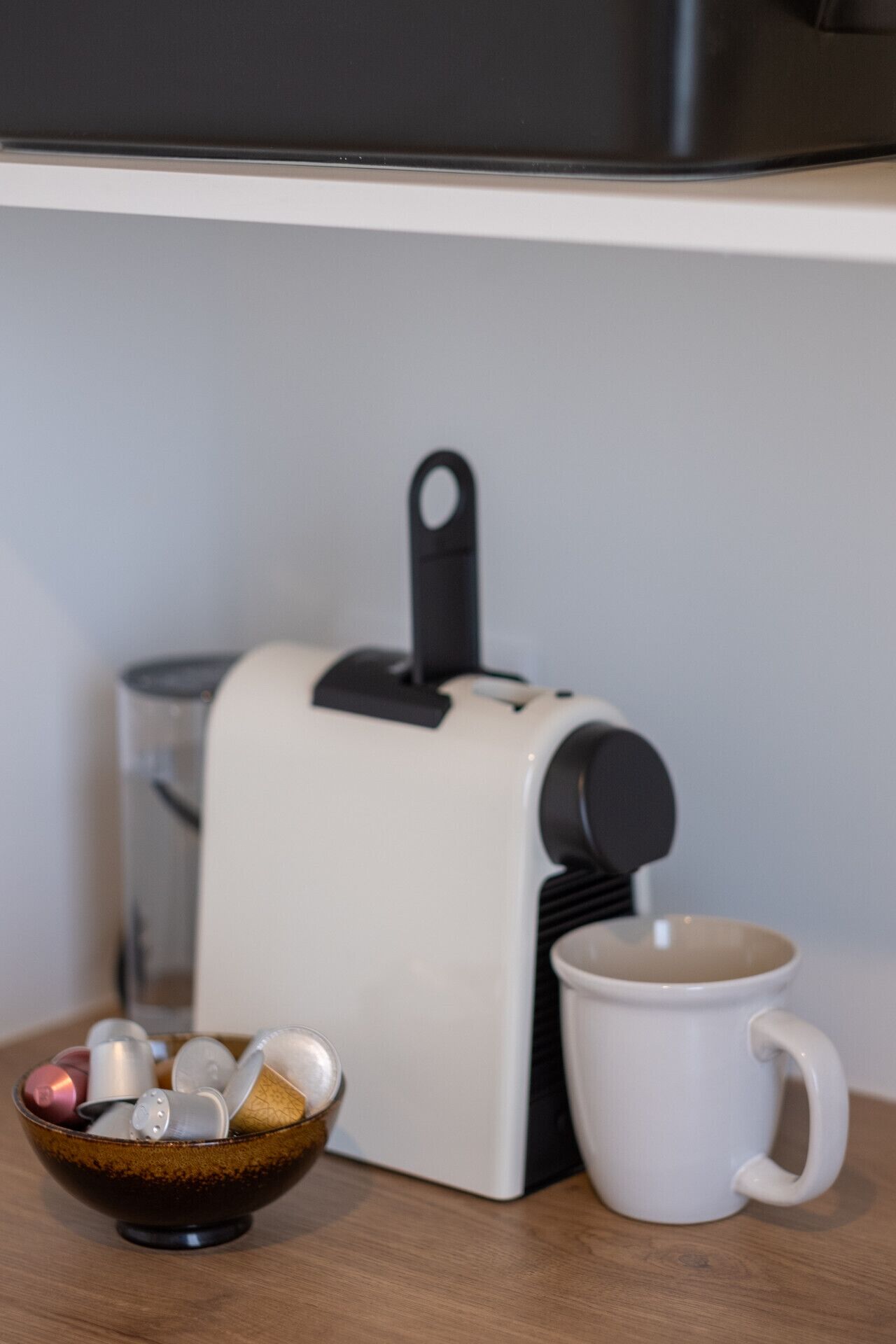 Eine Küche mit einem Toaster, einer weißen Tasse und einer Schüssel mit Münzen.