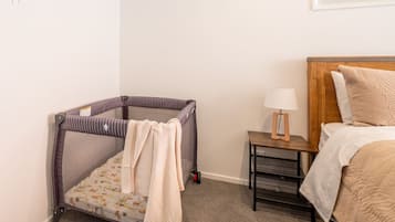 3 bedrooms, desk, iron/ironing board, free WiFi