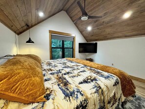 3 bedrooms, free WiFi, bed sheets - "Pike's Place" New Cabin in Daisy Ark. (Kirby)