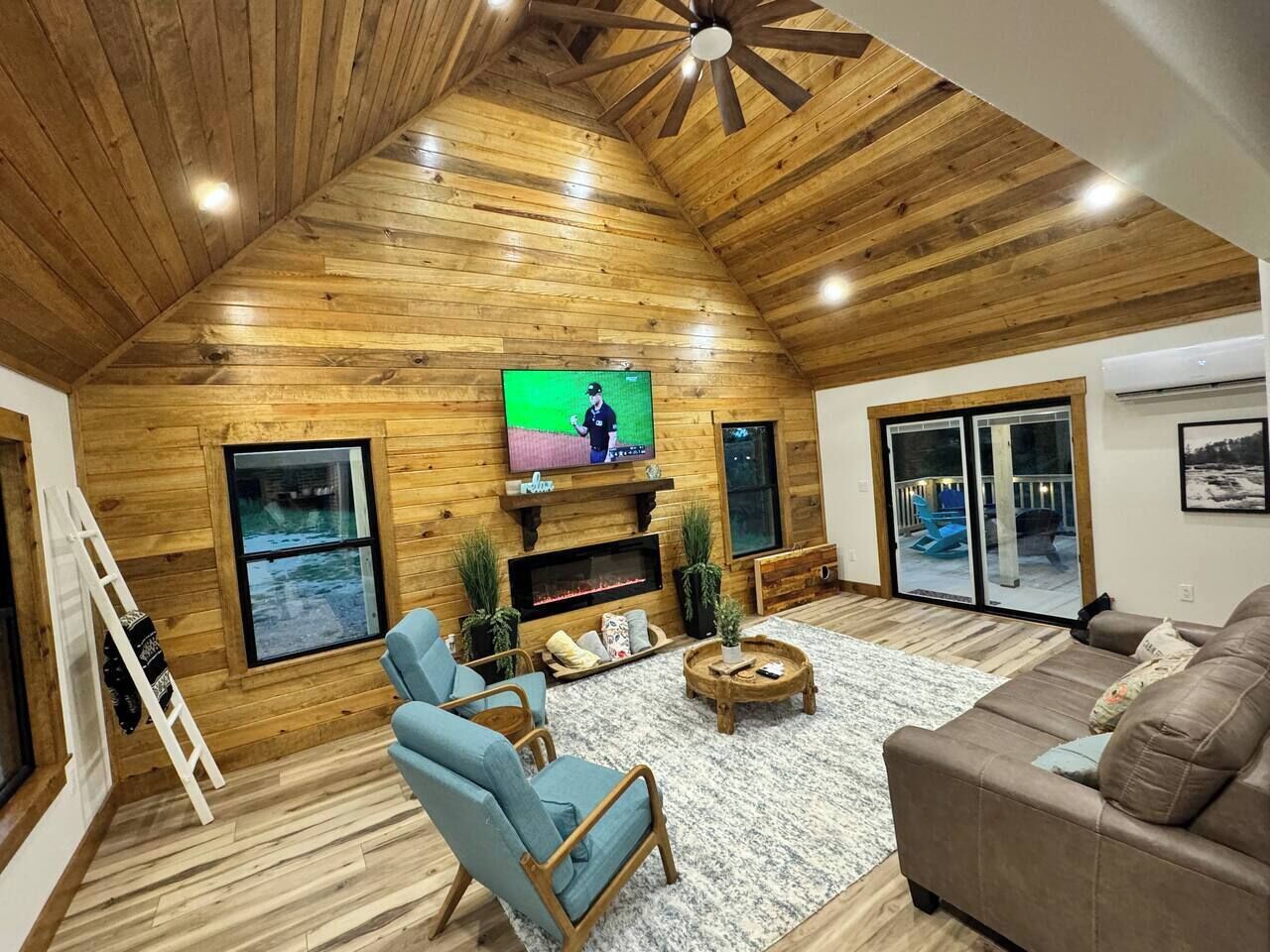 Smart TV, chimenea, futbolito y libros 