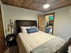 3 bedrooms, free WiFi, bed sheets - "Pike's Place" New Cabin in Daisy Ark. (Kirby)
