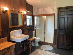 Shower, hair dryer, towels, soap - Bozeman Farmhouse Cottage (Bozeman)