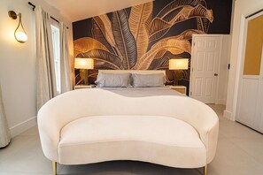 4 bedrooms, iron/ironing board, internet, bed sheets