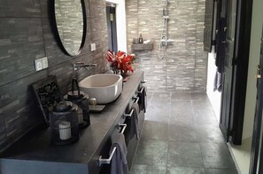 Hair dryer - A Timeless Southern Escape 1008 (Southern Province)