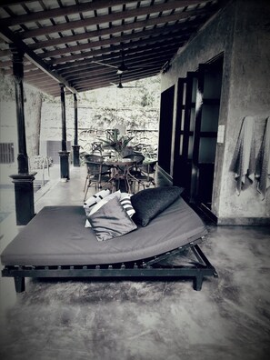 Outdoor dining - Chic Villa with a Pool Near Galle 1009 (Southern Province)