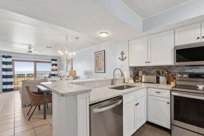 Fridge, microwave, oven, stovetop - 709 Sailmaker ~ Sail Loft (Fernandina Beach)