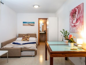 3 bedrooms, desk, internet