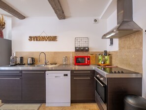 Refrigerador, horno, lavavajillas y utensilios de cocina 