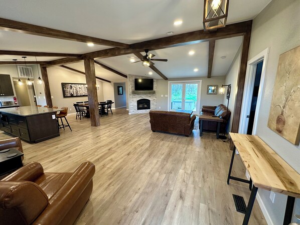 Smart TV, fireplace