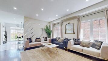 Een smart-tv en boeken