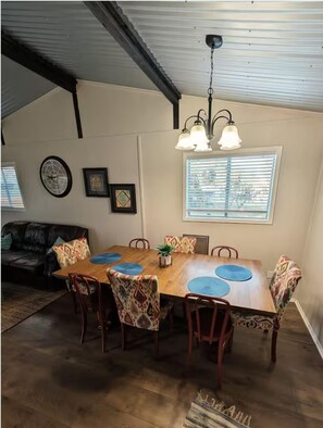 Dining - Charming Lake Whitney Retreat—Family Getaway or Fishing Trip Near Waco & Clifton (Clifton)