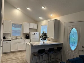 Kokeplater, oppvaskmaskin og papirhåndklær