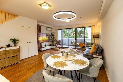 Cosy Parra Stylish 2 Bedroom Aprt 5-Min Walk to Station Private Big Car Park