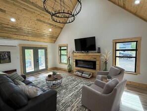 Smart TV, fireplace - "Snuggle Inn" New Cabin in Daisy Arkansas (Kirby)