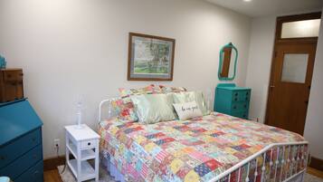 5 bedrooms, iron/ironing board, WiFi, bed sheets