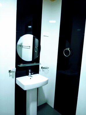 Dusj, hårføner, håndklær og såpe