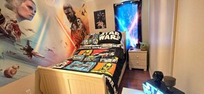 6 slaapkamers, een bureau, een strijkplank/strijkijzer, reisbedje