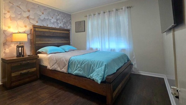 6 bedrooms, desk, iron/ironing board, travel cot