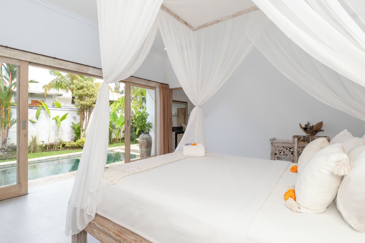 Classic Villa, 1 Bedroom, Pool View | Ruang kerja komputer riba, katil bayi/kot (surcaj)