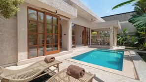 6 outdoor pools, sun loungers