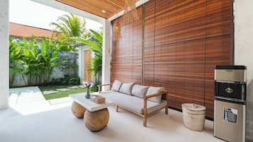 Villa Standard - 1 sovrum - utsikt mot poolen | Vardagsrum | 36-tums smart-tv med digitalkanaler